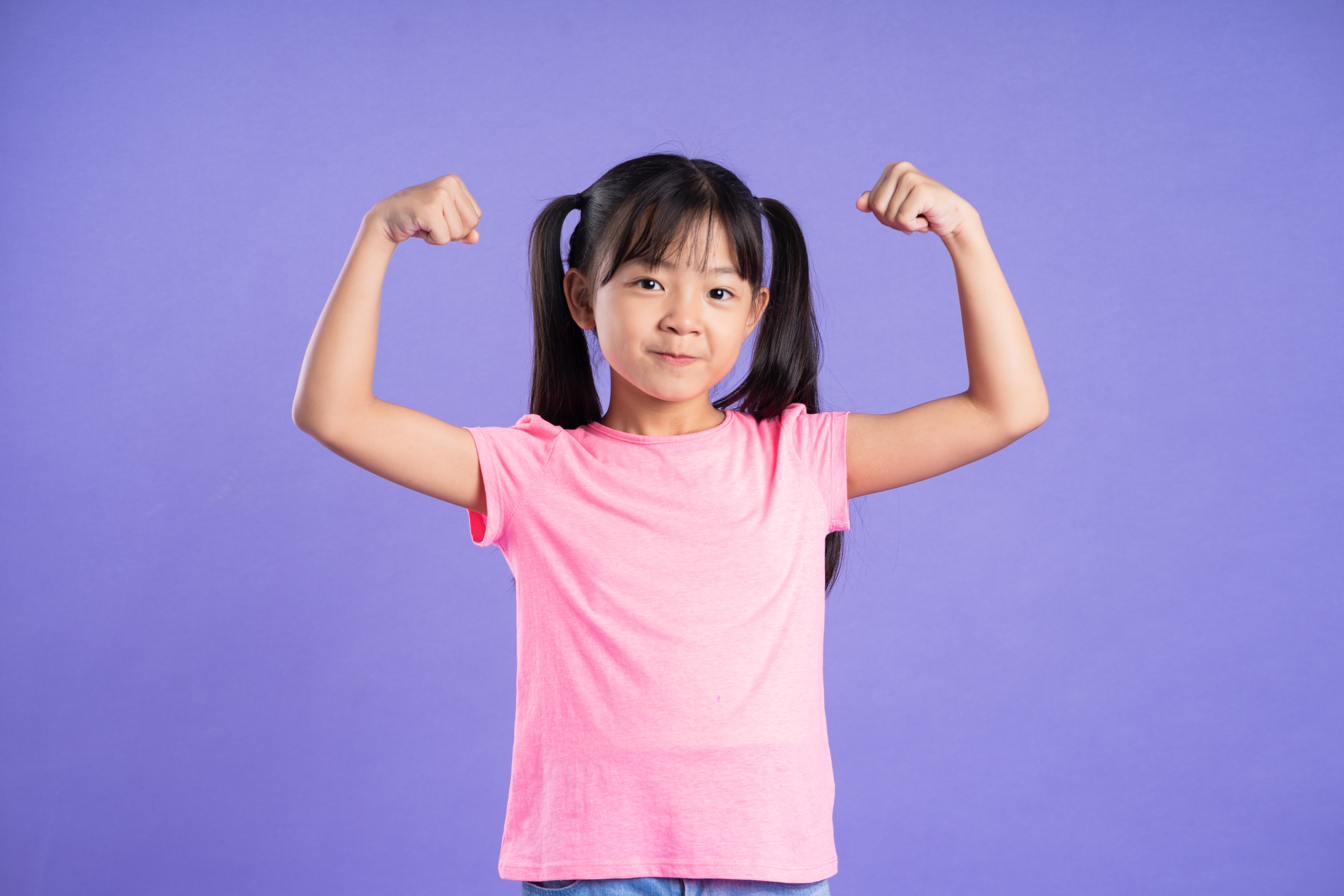 manfaat main hujan, anak main hujan, tips main hujan aman, manfaat sensorik anak, aktivitas outdoor anak, Bunda, si Kecil